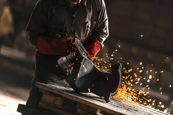 Lavoratore industriale in fabbrica — Foto Stock