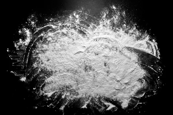 Белая мука на черном фоне — стоковое фото