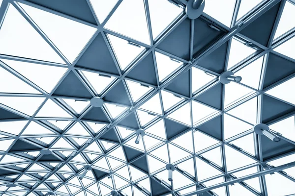 Futurystyczna architektura z dużych szklanych powierzchni — Zdjęcie stockowe