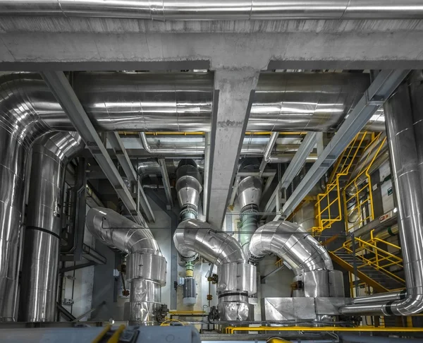 Tubos industriales en una central térmica — Foto de Stock