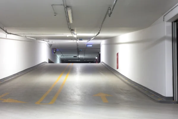 Lege ondergrondse parkeerplaats — Stockfoto