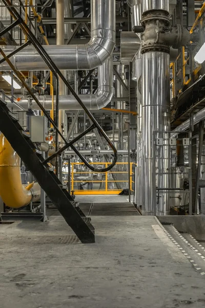 Tubi industriali in una centrale termica — Foto Stock