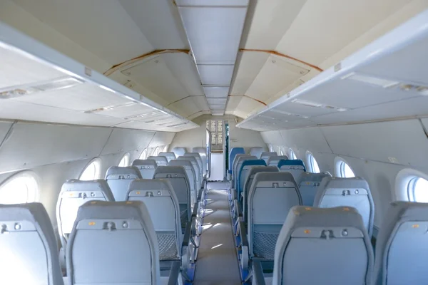 Intérieur d'un avion avec de nombreux sièges — Photo