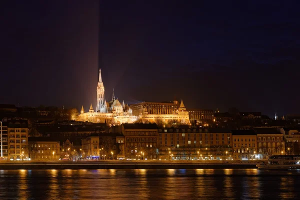 Mathias kilisenin gece görünümü — Stok fotoğraf