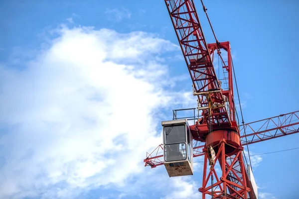 Grues industrielles de fret dans le quai — Photo