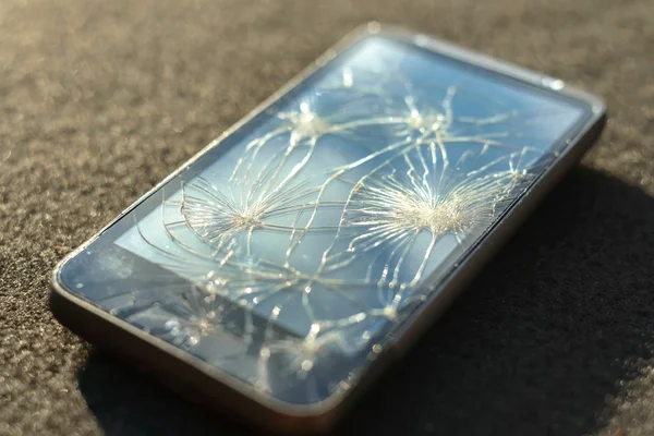 Разбитое стекло смартфона — стоковое фото