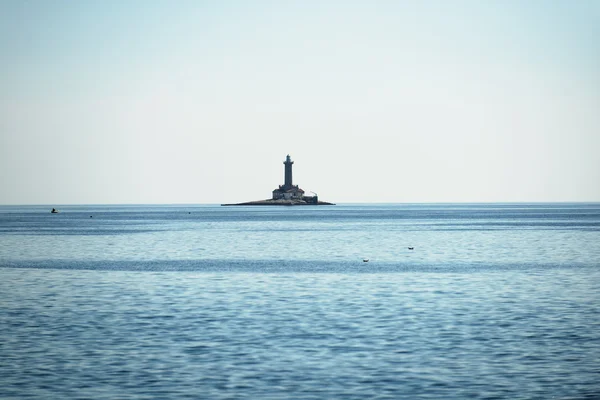 Farol velho em uma ilha de rocha — Fotografia de Stock