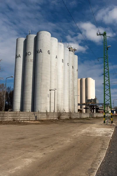 Opslag silo's bij daglicht — Stockfoto