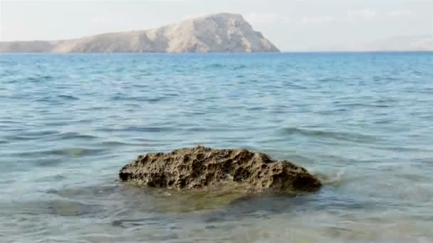 Sahilinde şeffaf su — Stok video