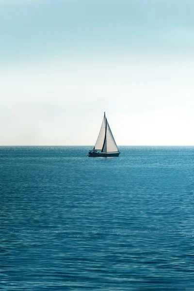 Vit segelbåt på havet — Stockfoto