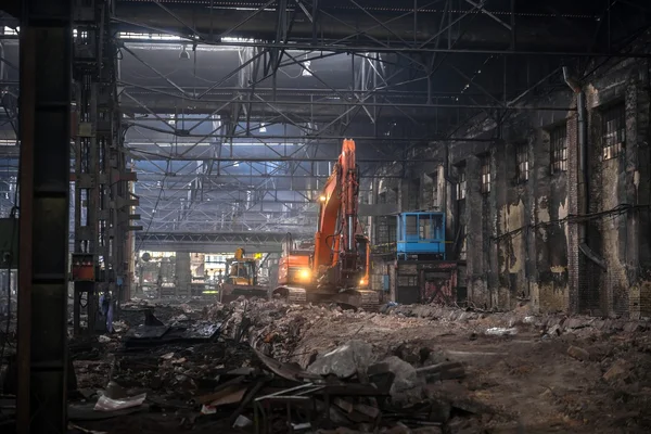 Industriella interiör med bulldozer inuti — Stockfoto