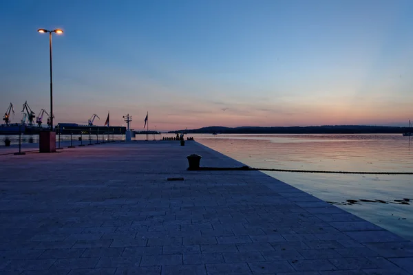 Coucher de soleil paisible à la jetée — Photo