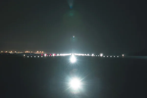 Luces de aterrizaje en la pista del aeropuerto —  Fotos de Stock