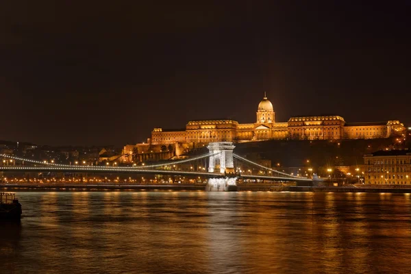 Castello di Buda lungo il Danubio — Foto Stock