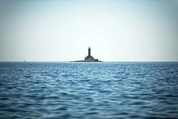 Vecchio faro su un'isola rocciosa — Foto Stock