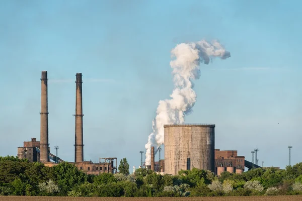 Chimenea de una central eléctrica — Foto de Stock