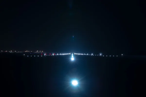 Luces de aterrizaje en la pista del aeropuerto —  Fotos de Stock