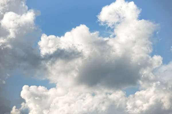 Beau ciel avec des nuages duveteux — Photo