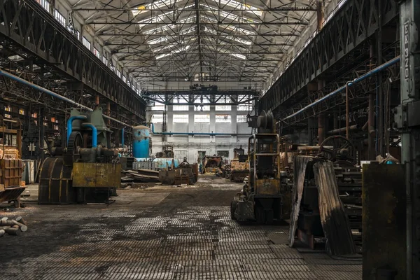 Große leere Halle mit Betonwänden — Stockfoto