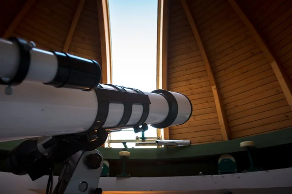 Telescopul din interiorul cupolei — Fotografie, imagine de stoc