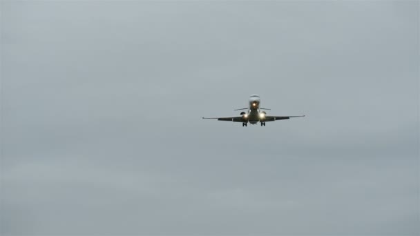 飞机降落在机场 — 图库视频影像