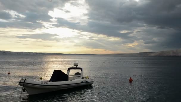 Kleine motorboot aan de zee — Stockvideo