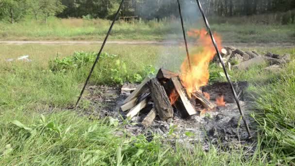 Fogo acampamento ao ar livre queima — Vídeo de Stock