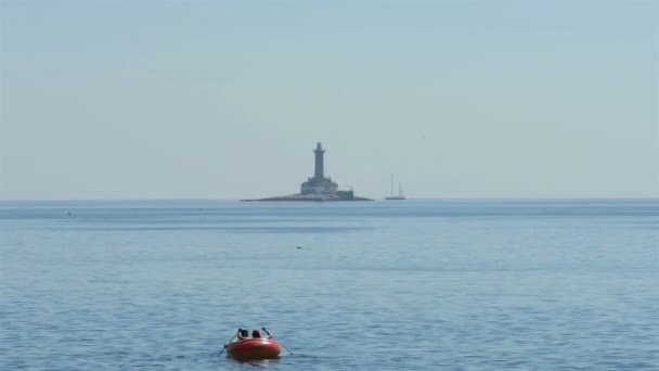 Bir rock adada eski deniz feneri — Stok video