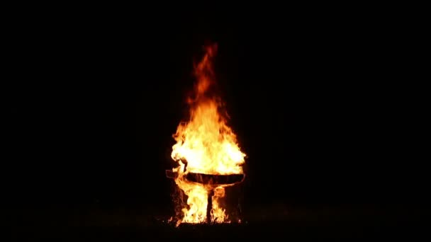 坐在椅子上火燃烧在前面视图中的夜晚 — 图库视频影像