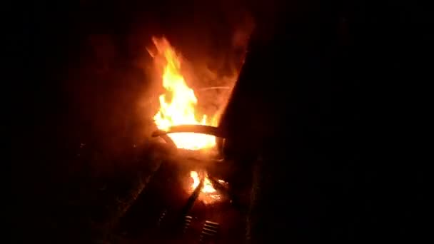 坐在椅子上 360 夜色中燃烧的火 — 图库视频影像