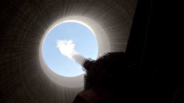 El vapor sube desde la torre de enfriamiento — Vídeos de Stock