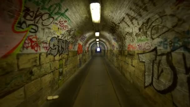 Urban underjordisk tunnel med glidecam — Stockvideo