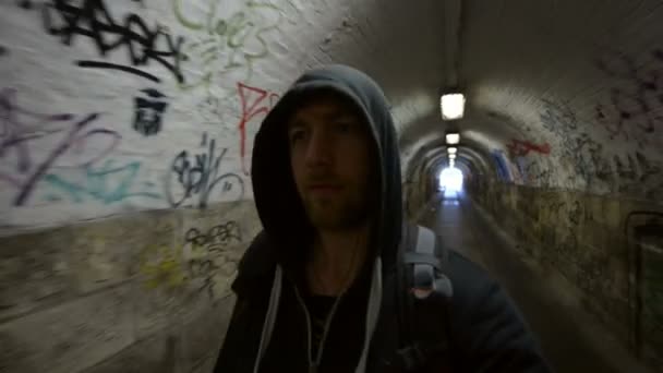 Man gaan in ondergrondse tunnel beweging beeldmateriaal — Stockvideo