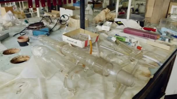 Laboratorium met een heleboel flessen — Stockvideo