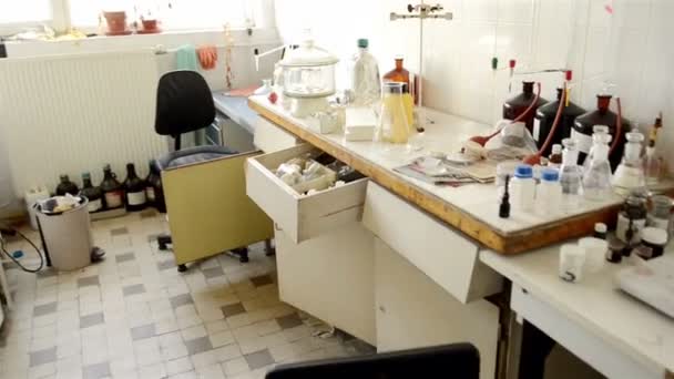 Лаборатория с большим количеством бутылок — стоковое видео