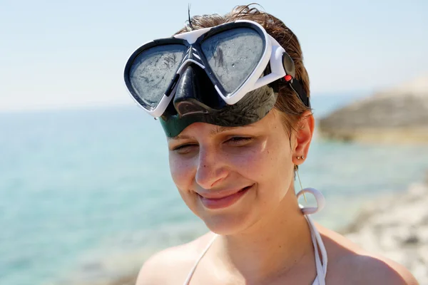 Scuba diver vrouw zien niet als gevolg van zon — Stockfoto