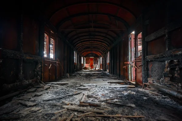 Bir tren vagonu dağınık araç iç — Stok fotoğraf