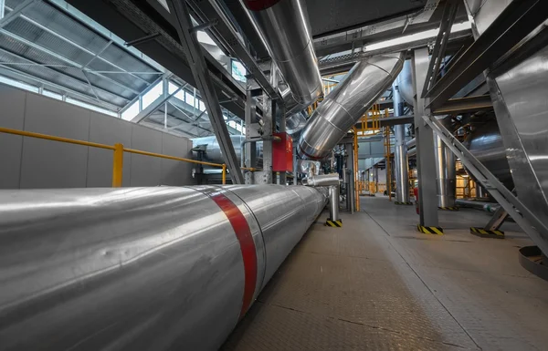 Industrierohre in einem Wärmekraftwerk — Stockfoto
