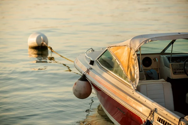Boat at the lakeside — Stock Photo, Image