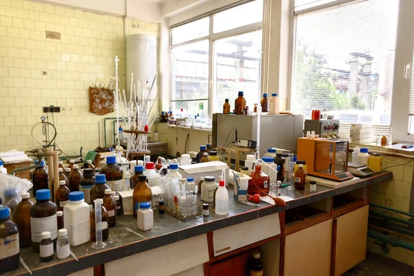 Laboratorio con un montón de botellas — Foto de Stock