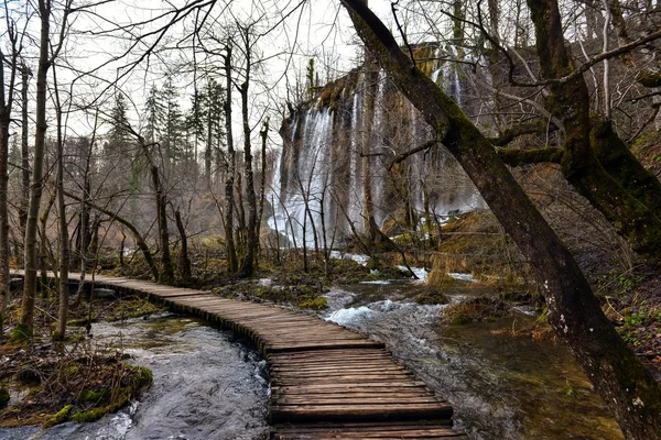 Sentiero in legno attraverso i laghi — Foto Stock