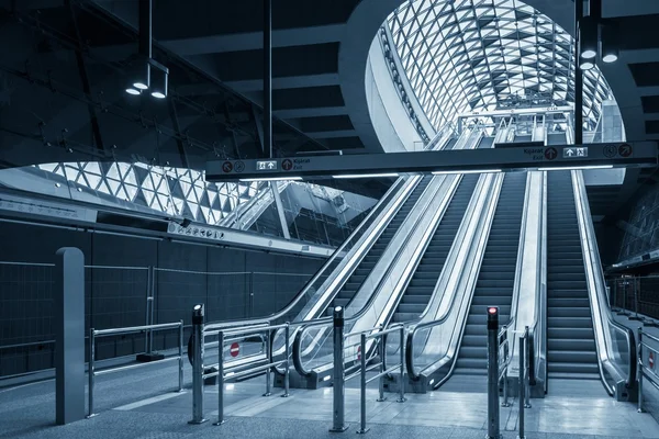 Bewegende roltrappen in het business center — Stockfoto