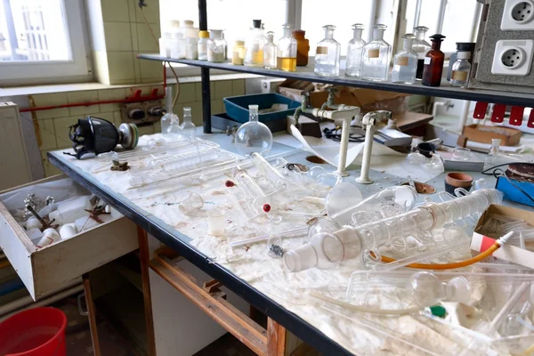 Laboratorio con un montón de botellas — Foto de Stock