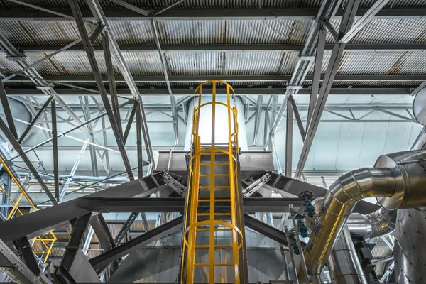 Лестница в промышленных помещениях — стоковое фото
