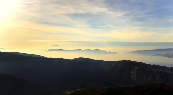 Altas montanhas na costa da croácia — Fotografia de Stock