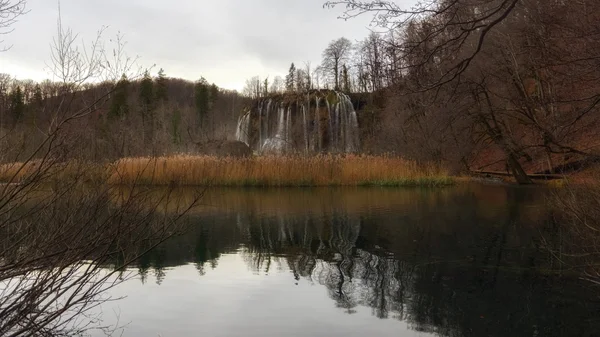 Cascada con grandes rocas — Foto de Stock