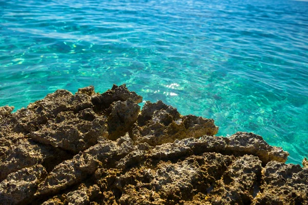 Strand met rotsen en schoon water — Stockfoto