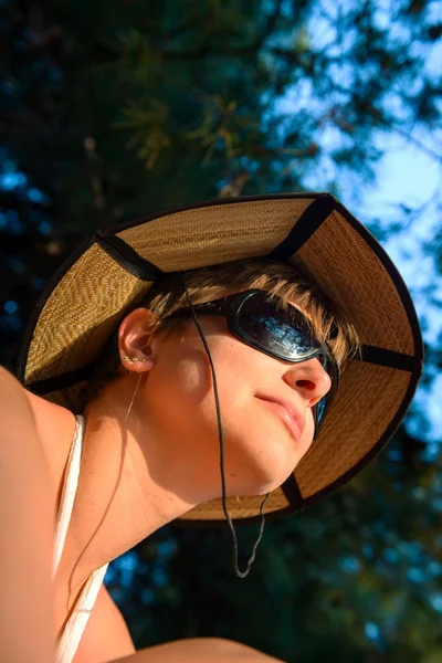 Mulher ao ar livre com chapéu agradável — Fotografia de Stock