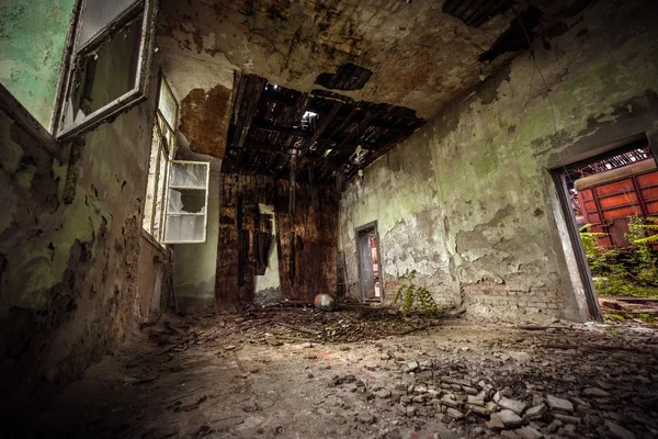 Intérieur chambre sombre avec toit endommagé — Photo