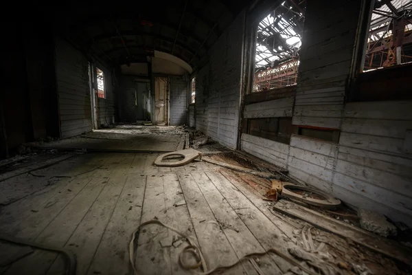 Bir tren vagonu dağınık araç iç — Stok fotoğraf